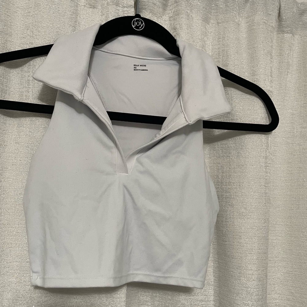 XS Gilly Hicks collared white crop top.